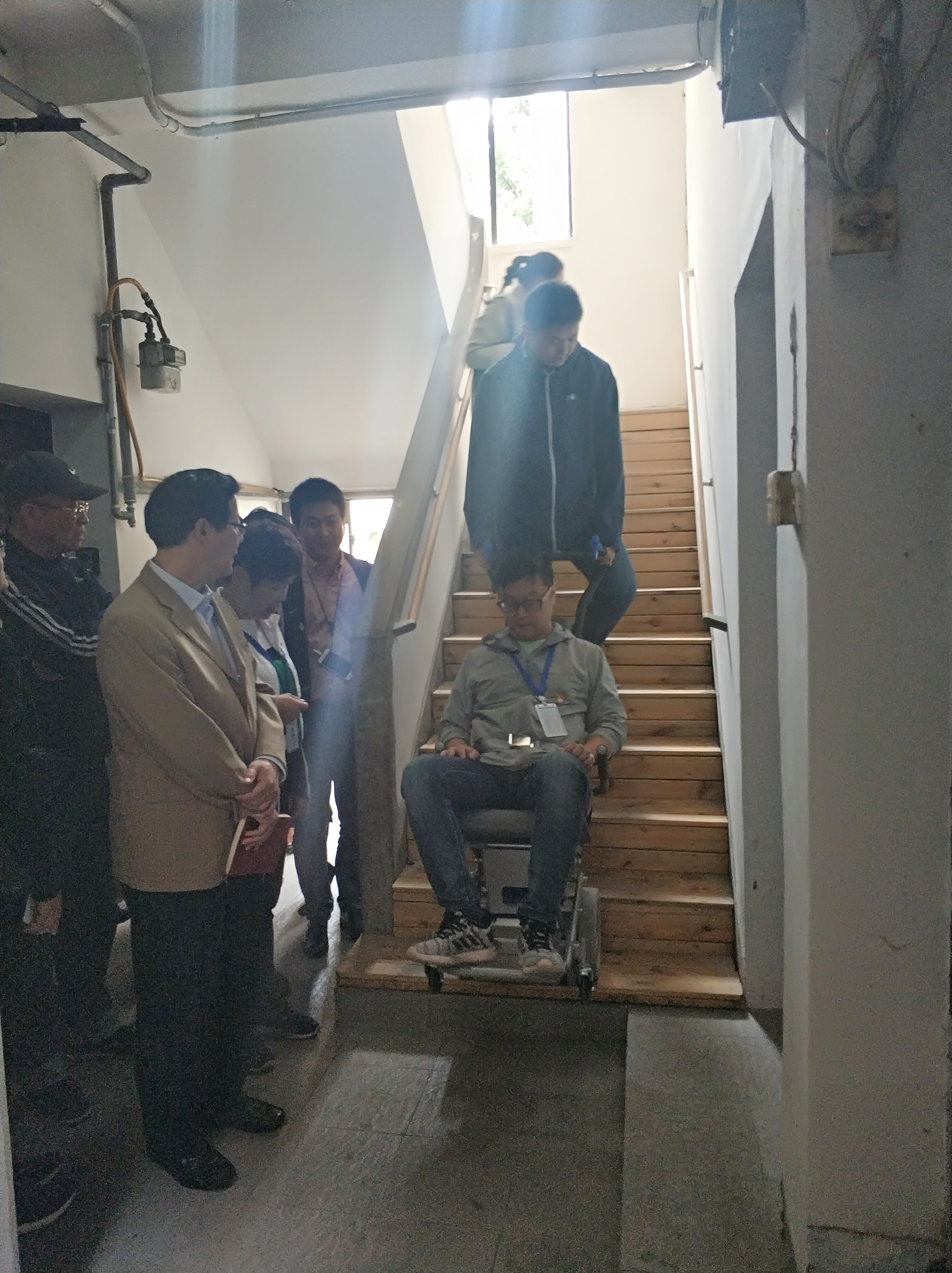 長寧區(qū)區(qū)委統(tǒng)戰(zhàn)部部長巡視敬老村，展大爬樓機(jī)助力老年幸福生活
