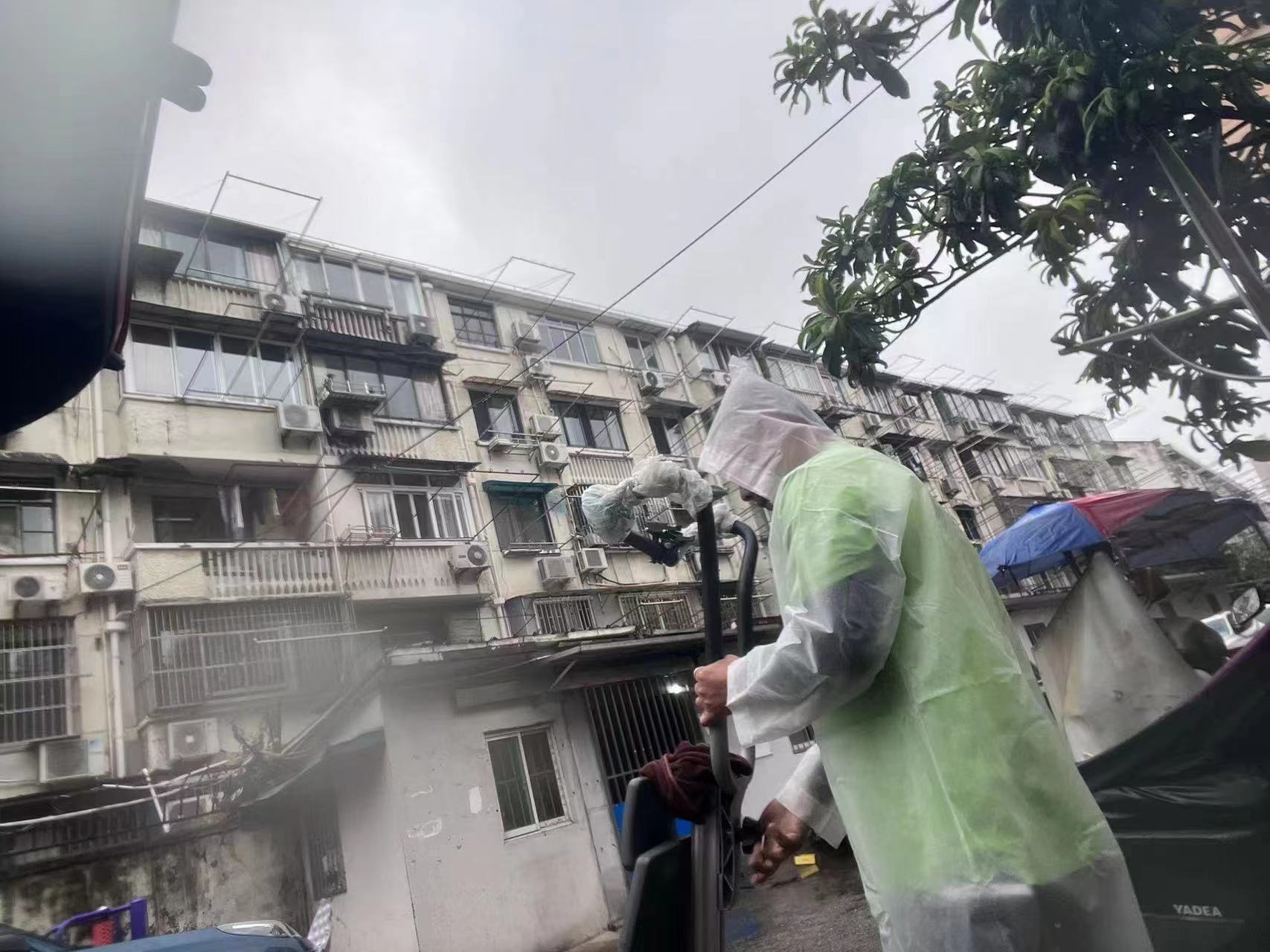 風雨中的逆行者：展大爬樓機團隊逆境中的溫情與堅守